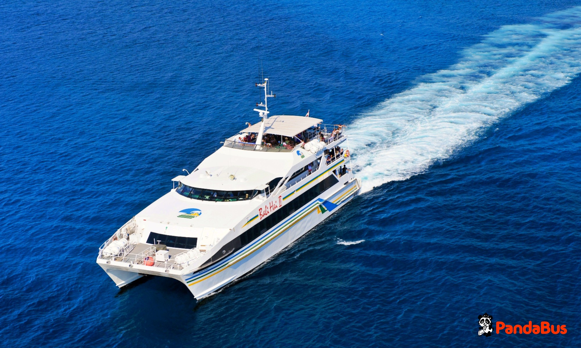 ベノア港着、クルーズに乗船してレンボンガン島へ出発！ 船内ではマフィン、モーニングコーヒーのサービス！